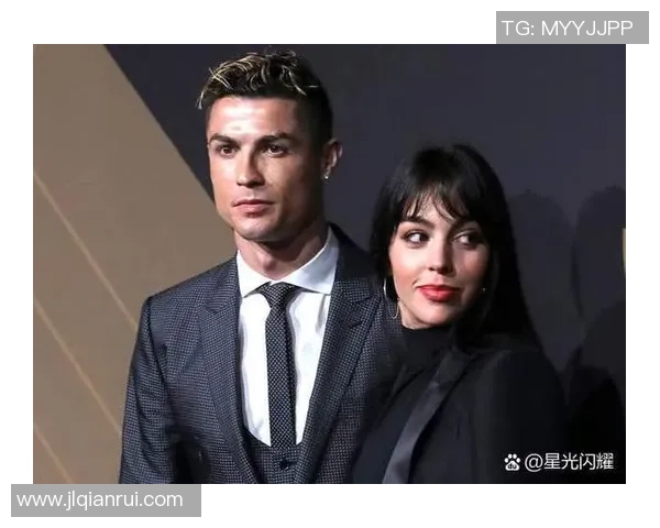 足球明星与女友甜蜜恋情揭秘背后的故事与感人瞬间